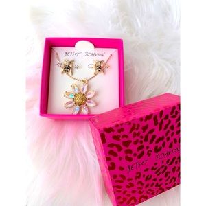 Betsey Johnson Daisy & Bees necklace set